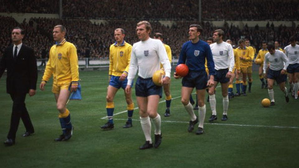 Situasi jelang dimulainya pertandingan Inggris vs Swedia. Copyright: © Daily Express/Hulton Archive/Getty Images